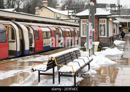 Neige de Londres. Gare de High Barnett, Northern Line. 24 janvier 2021. Banque D'Images