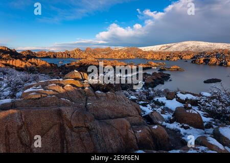 Paysage d'hiver pittoresque avec neige au lac Watson dans les Granite Dells, Prescott, Arizona Banque D'Images