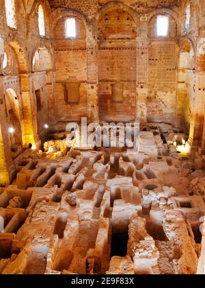 Site archéologique dans la nef de l'église de l'abbaye. L'abbaye principale de la forteresse de la Mota - Fortaleza de la Mota, Castillo de Alcalá la Re Banque D'Images