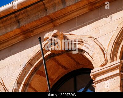 Détail des masques dans les arches de la galerie supérieure, représentant les vices et les péchés capitaux. Le palais municipal, siège de l'hôtel de ville, est un baroque Banque D'Images