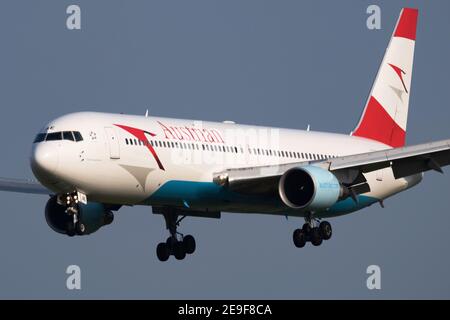 Austrian Airlines Boeing 767-300 OE-LAE avion passager arrivée et atterrissage À l'aéroport de Vienne Banque D'Images