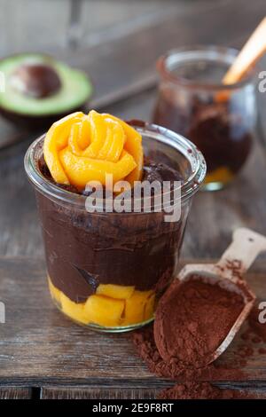 Mousse végétalienne au chocolat à la mangue fraîche Banque D'Images