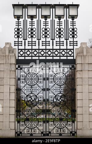 Portes en fer forgé par Gustav Vigeland à Frognerparken, Kirkeveien, Oslo, Norvège. Banque D'Images