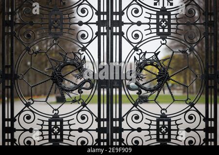 Portes en fer forgé par Gustav Vigeland à Frognerparken, Kirkeveien, Oslo, Norvège. Banque D'Images