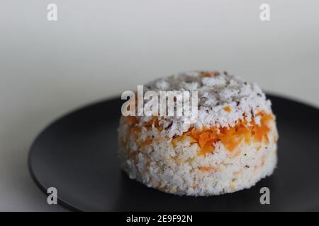 Puttu de carottes. Une variété de gâteau à la vapeur de riz Kerala en ajoutant des carottes râpées avec de la farine de riz et un mélange de noix de coco râpée Banque D'Images