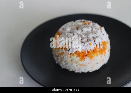 Puttu de carottes. Une variété de gâteau à la vapeur de riz Kerala en ajoutant des carottes râpées avec de la farine de riz et un mélange de noix de coco râpée Banque D'Images