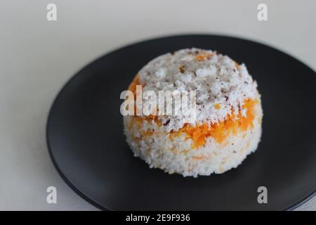 Puttu de carottes. Une variété de gâteau à la vapeur de riz Kerala en ajoutant des carottes râpées avec de la farine de riz et un mélange de noix de coco râpée Banque D'Images