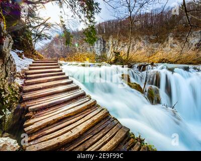 Comme le pont foodbridge sentier en bois chemin promenade chemin juste au-dessus Rivière fluide dans le parc national lacs de Plitvice Croatie Europe Banque D'Images