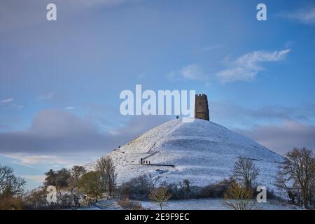 Glastonbury Tor dans le Somerset sous une couverture de neige. Banque D'Images