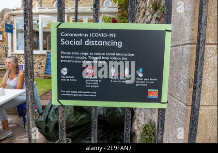 Connaught Gardens, Sidmouth, une ville côtière de Devon sur la côte jurassique : panneau avec des instructions de distance sociale du coronavirus (COVID-19) Banque D'Images