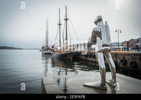 Statue de plongeur 'Tykkaren' d'Ola Enstad, Honnørbrygge, Rådhusbrygge, Oslo, Norvège. Banque D'Images