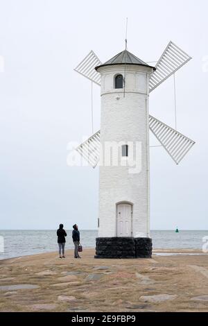 Moulin Beacon, le point de repère de la ville de Swinoujscie sur la côte Baltique polonaise Banque D'Images