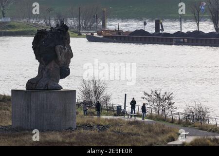 Duisburg, NRW, Allemagne. 04e fév. 2021. La sculpture d'écho de Poséidon d'une tête de Markus Lüpertz semble regarder à travers la rivière inondée. Les niveaux d'eau sur le Rhin ont augmenté à 9.25 mètres à Ruhrort près du port de Duisburg. La situation des inondations en Rhénanie-du-Nord-Westphalie est restée tendue jeudi avec des niveaux d'eau qui devraient augmenter le long du Rhin à Duisburg, ainsi que Düsseldorf, Wesel et Cologne, où les navires ne peuvent plus opérer. Credit: Imagetraceur/Alamy Live News Banque D'Images