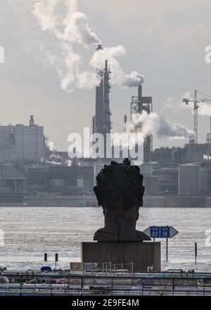 Duisburg, NRW, Allemagne. 04e fév. 2021. La sculpture d'écho de Poséidon d'une tête de Markus Lüpertz semble regarder à travers la rivière inondée. Les niveaux d'eau sur le Rhin ont augmenté à 9.25 mètres à Ruhrort près du port de Duisburg. La situation des inondations en Rhénanie-du-Nord-Westphalie est restée tendue jeudi avec des niveaux d'eau qui devraient augmenter le long du Rhin à Duisburg, ainsi que Düsseldorf, Wesel et Cologne, où les navires ne peuvent plus opérer. Credit: Imagetraceur/Alamy Live News Banque D'Images