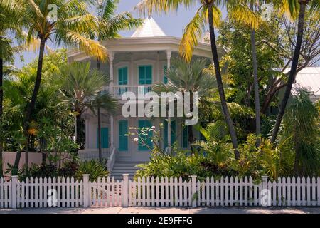 Belle ancienne maison en bois de style colonial espagnol avec une véranda. Quartier en bois de Key West, Floride. Banque D'Images