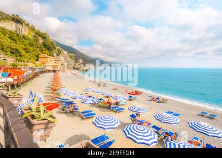 La mer et plage de sable plage de Fegina à Cinque Terre Italie resort village de Monterosso al Mare avec les touristes appréciant la Riviera Italienne Banque D'Images