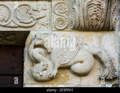 Décorations avec des animaux fantastiques du portail de San Giovanni Insulam à Isola del Gran Sasso. Gran Sasso et le parc national Monti della Laga Banque D'Images