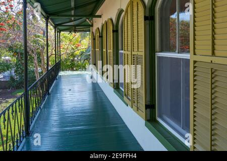 Porche de maison en bois de style colonial espagnol avec une véranda. Quartier en bois de Key West, Floride. Banque D'Images