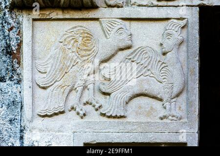 Décorations avec des animaux fantastiques du portail de San Giovanni Insulam à Isola del Gran Sasso. Gran Sasso et le parc national Monti della Laga Banque D'Images