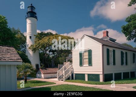 Un vieux phare et ses environs dans la ville de Key West, Floride. Bâtiments blancs en été. Banque D'Images