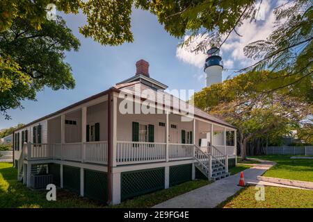 Un vieux phare et ses environs dans la ville de Key West, Floride. Bâtiments blancs en été. Banque D'Images