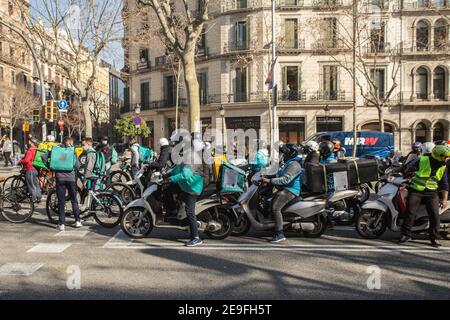 Des liveurs prennent place dans la rue lors de la démonstration.des centaines de livrants provenant de différentes plates-formes de livraison à domicile, telles que Deliveroo, Uber Eats, Glovo, Stuart et également d'Amazon ou de Seur, ont visité Barcelone en rotant leurs voitures, Motos et bicyclettes dans diverses villes d'Espagne lors d'une protestation contre l'approbation de la nouvelle loi Rider qui vise à réglementer la situation de ces travailleurs et de faire disparaître la figure des faux indépendants. La nouvelle législation forcera les entreprises à embaucher leurs travailleurs, et elles cesseront d'être des travailleurs autonomes pour être des Banque D'Images