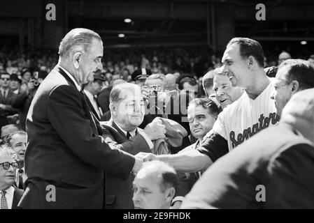 Le président des États-Unis Lyndon Johnson entre la main avec le directeur des sénateurs de Washington Gil Hodges pendant le jour d'ouverture Game, Washington, D.C., États-Unis, Warren K. Leffler, Marion S. Triosko, 12 avril 1965 Banque D'Images