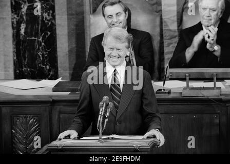 Le président américain Jimmy carter, prenant la parole lors de la session conjointe du Congrès, annonçant les résultats des accords de Camp David, le vice-président Walter Mondale et le président de la Chambre Tip O'Neill assis derrière, Washington, D.C., États-Unis, Warren K. Leffler, 18 septembre 1978 Banque D'Images