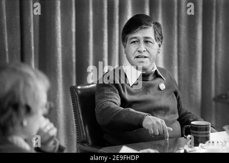 Cesar Chavez (1927-1993), chef du travail et activiste des droits civils, demi-longueur assis Portrait durant l'entrevue, Washington, D.C., États-Unis, Marion S. Trikosko, 20 avril 1979 Banque D'Images