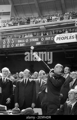 Lyndon Johnson, président des États-Unis, lance le baseball lors du match du jour d'ouverture, Washington, D.C., États-Unis, Warren K. Leffler, Marion S. Triosko, 12 avril 1965 Banque D'Images