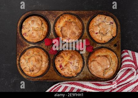 Muffins aux framboises dans un moule à refroidir sur le comptoir Banque D'Images