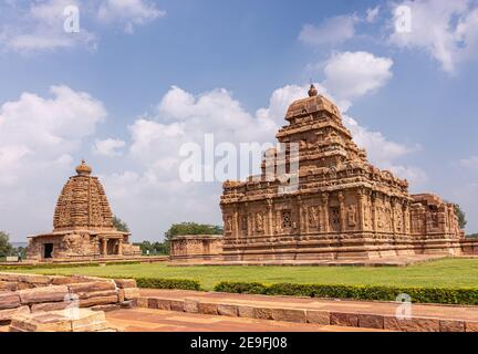 Bagalakote, Karnataka, Inde - 7 novembre 2013 : complexe des temples de Pattadakal. Combinaison de pierres brunes de Galaganatha derrière le temple de Sangameshwara sous b Banque D'Images