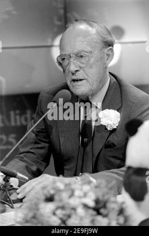 BUSSUM, PAYS-BAS - 06 JUIN 1990 : le prince Bernhard, père de la reine néerlandaise Beatrix à l'époque, lors d'une interview à la télévision néerlandaise. Banque D'Images