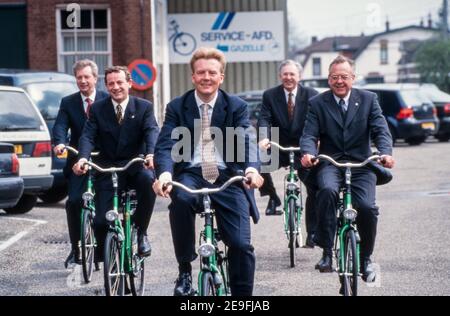 DIEREN, PAYS-BAS - APR 07, 1999: Le Prince Willem-Alexander vélo après avoir ouvert une nouvelle partie de la salle de montage de cette usine de vélo. Banque D'Images