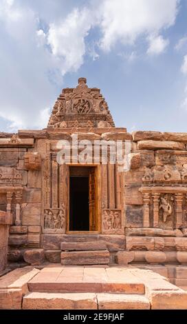 Bagalakote, Karnataka, Inde - 7 novembre 2013 : complexe des temples de Pattadakal. Façade avant avec porte sculptée en pierre brune du temple Jambulingeshwara Banque D'Images