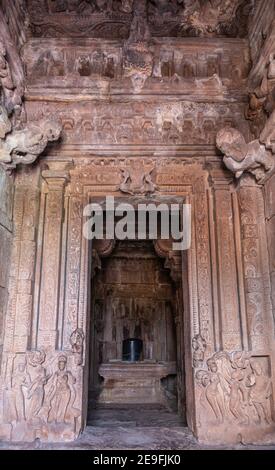 Bagalakote, Karnataka, Inde - 7 novembre 2013 : complexe des temples de Pattadakal. Intérieur du sanctuaire du temple de Jambulingeshwara. Toutes les surfaces couvertes par sculptu Banque D'Images