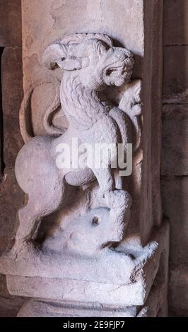 Bagalakote, Karnataka, Inde - 7 novembre 2013 : complexe des temples de Pattadakal. Gros plan de la statue de lion de pierre grise dans le temple de Jambulingeshwara. Banque D'Images