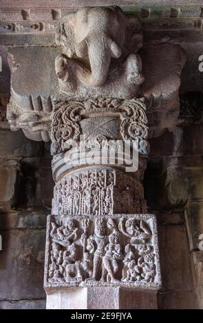 Bagalakote, Karnataka, Inde - 7 novembre 2013 : complexe des temples de Pattadakal. Pilier sculpté en pierre grise avec tête d'éléphant et composition romantique de Banque D'Images