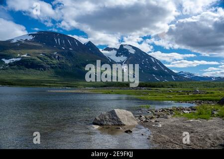 Lac Akkajaure en dessous du massif de montagne Akka vue d'été en Suède Banque D'Images