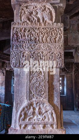 Bagalakote, Karnataka, Inde - 7 novembre 2013 : complexe des temples de Pattadakal. Gros plan de pilier en pierre grise avec musiciens sculptés jouant pour le cou royal Banque D'Images