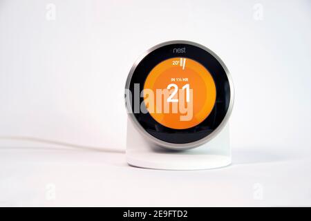 Londres, Royaume-Uni - 4 février 2021 : un thermostat Nest réglé à 19 degrés Banque D'Images