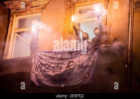 Berlin, Allemagne. 04e fév. 2021. Les participants à une démonstration de groupes de gauche contre les démenteurs de corona et les extrémistes de droite ont lancé des pyrotechniques dans les fenêtres du projet culturel et de logement 'Schokoladen' à Ackerstraße à Berlin-Mitte. Credit: Christoph Soeder/dpa/Alay Live News Banque D'Images