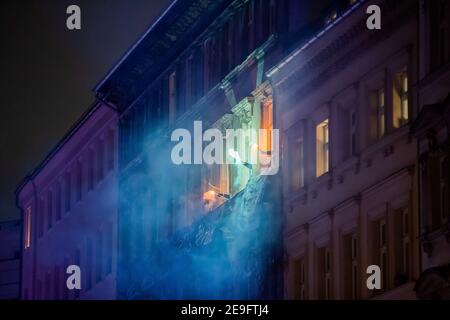 Berlin, Allemagne. 04e fév. 2021. Les participants à une démonstration de groupes de gauche contre les démenteurs de corona et les extrémistes de droite ont lancé des pyrotechniques dans les fenêtres du projet culturel et de logement 'Schokoladen' à Ackerstraße à Berlin-Mitte. Credit: Christoph Soeder/dpa/Alay Live News Banque D'Images