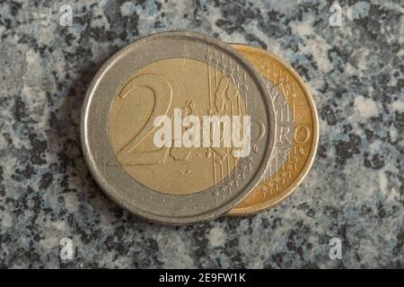 Tir grand angle d'une et deux pièces en euros Banque D'Images