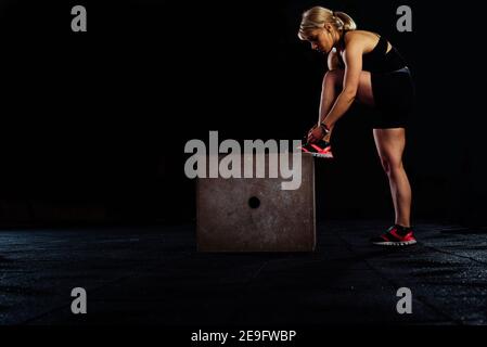 Portez des chaussures de laçage sport pour jeune femme au crossfit Gym Banque D'Images