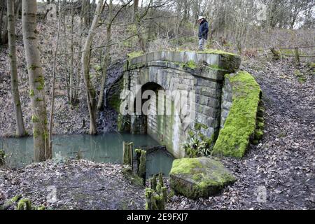 Walker au tunnel de Haddon, à Bakewell, qui a été désarroi Banque D'Images