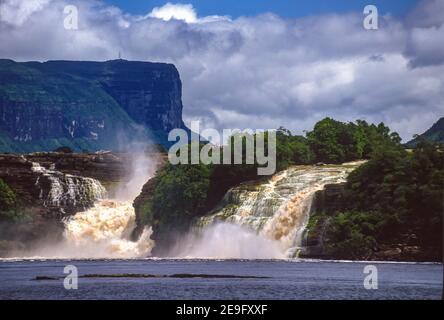 PARC NATIONAL DE CANAIMA, VENEZUELA - les chutes d'eau de Canaima, de la rivière Carrao, se déversent dans le lagon de Canaima. Banque D'Images