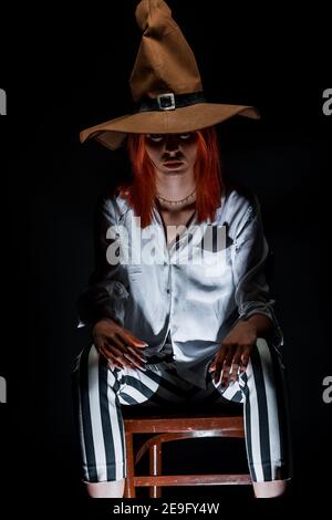 Portrait d'une jeune femme attirante vêtue de vêtements de sorcière Banque D'Images