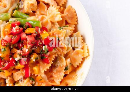 les pâtes bowtie au poulet et aux tomates fraîches dans une sauce crémeuse mais à la hea Banque D'Images