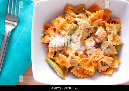 les pâtes bowtie au poulet et aux tomates fraîches dans une sauce crémeuse mais à la hea Banque D'Images